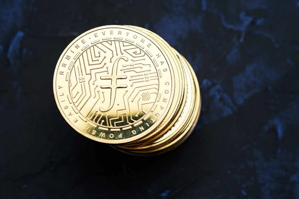 Quels sont les avantages de l'utilisation d'un clavier sans fil par rapport à un clavier filaire ?